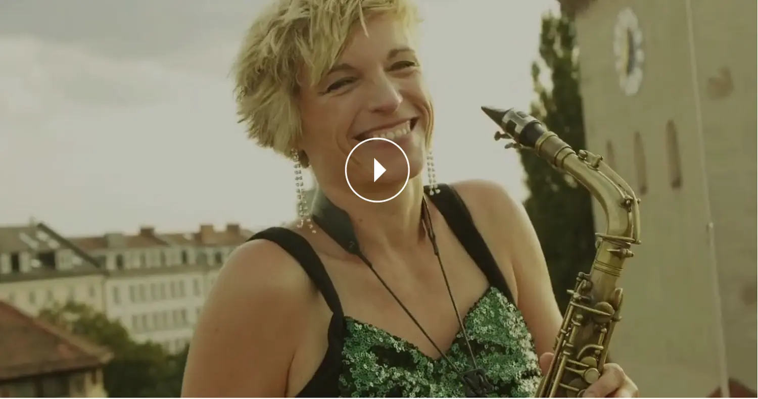 Smiley-Frau, die ein Tenorsaxophon spielt